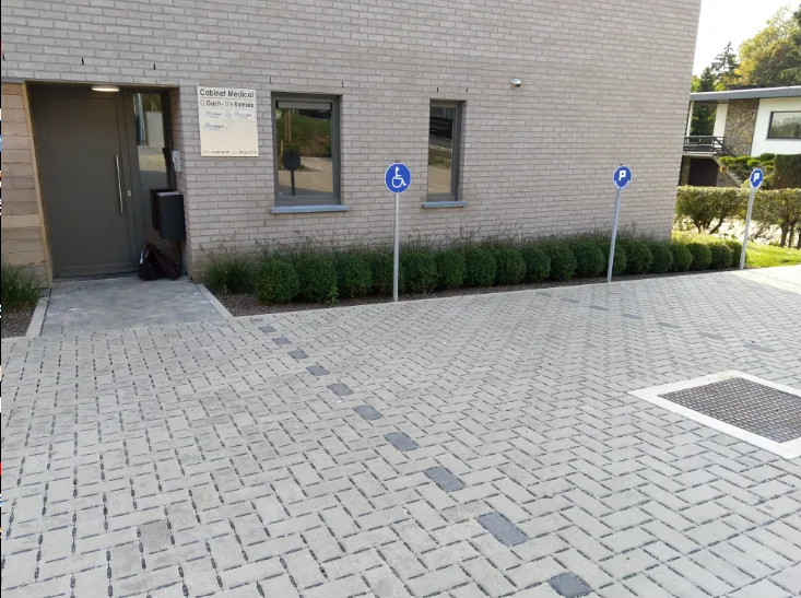 Entr&eacute;e et parking du cabinet de Roms&eacute;e