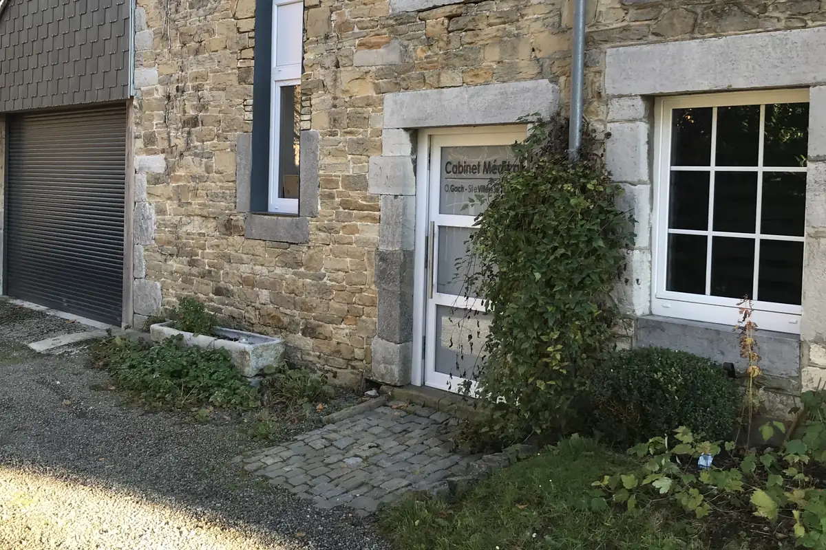 Fa&ccedil;ade en pierre du cabinet de Villers-le-Temple